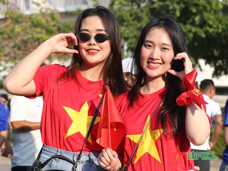 Cổ động viên tạo sức nóng trước trận chung kết lượt về Việt Nam - Thái Lan